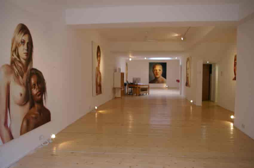 Gallery Different - image