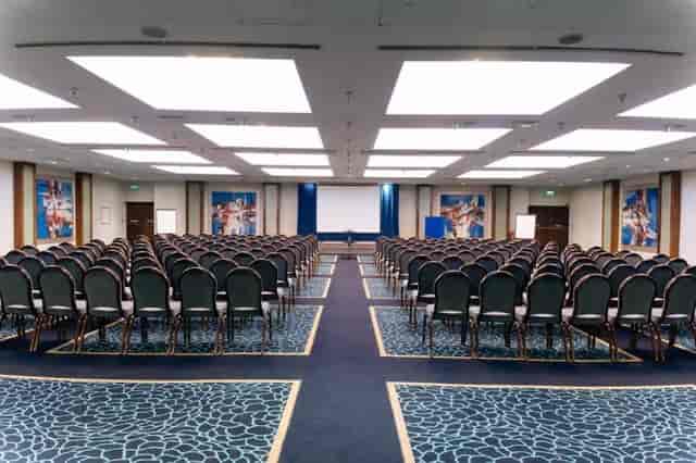 Renaissance London Heathrow Hotel - image
