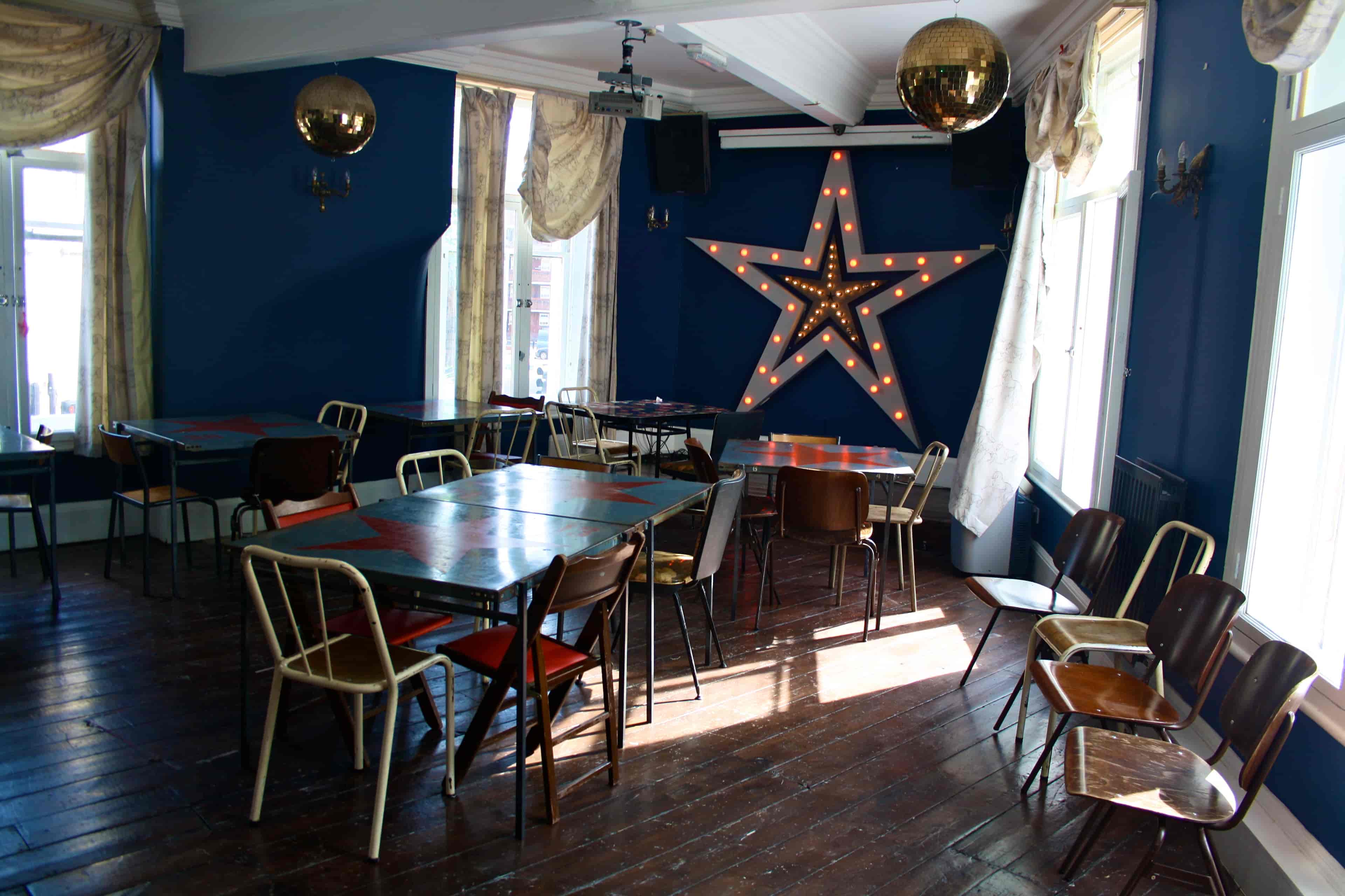 Star by Hackney Downs - image