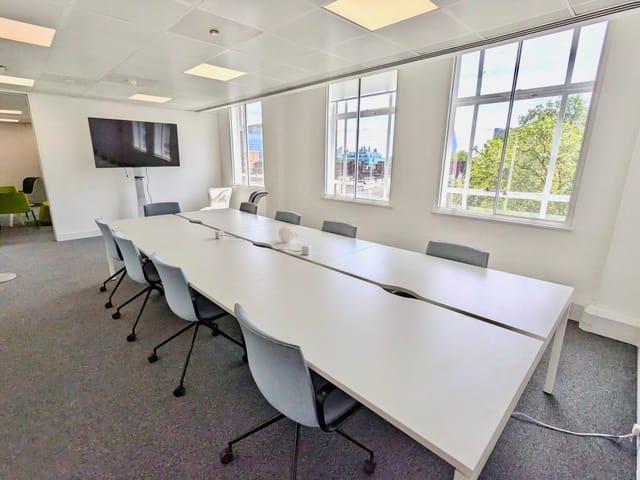 Meeting Room for up to 14 People - image