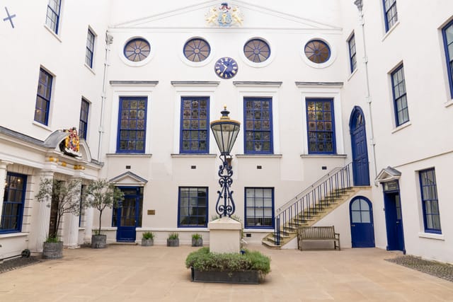 Courtyard and Champagne Bar - image