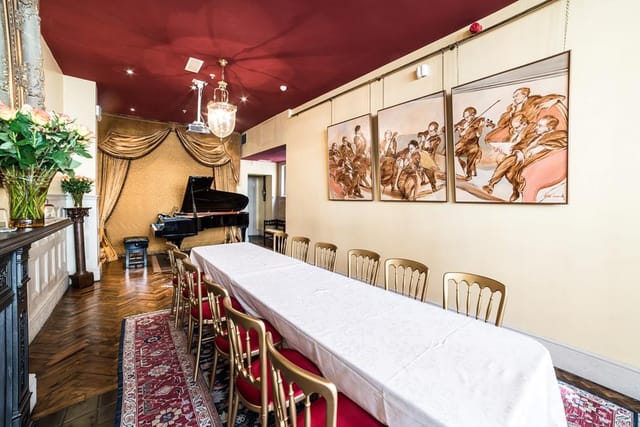 Intimate Rooms - image