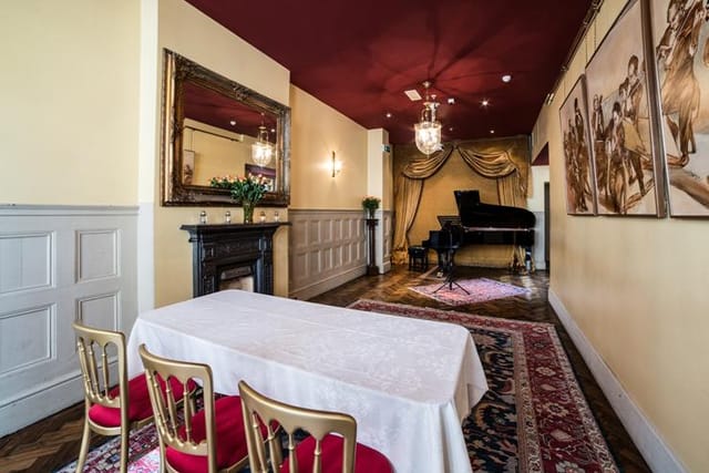 Intimate Rooms - image