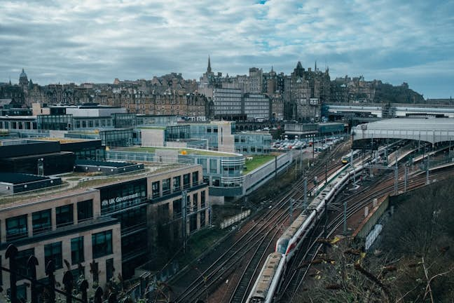 edinburgh waverley train station