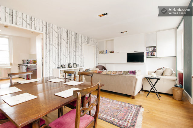 Cozy living space in Will's Studio for intimate meetings and casual gatherings. - Banner