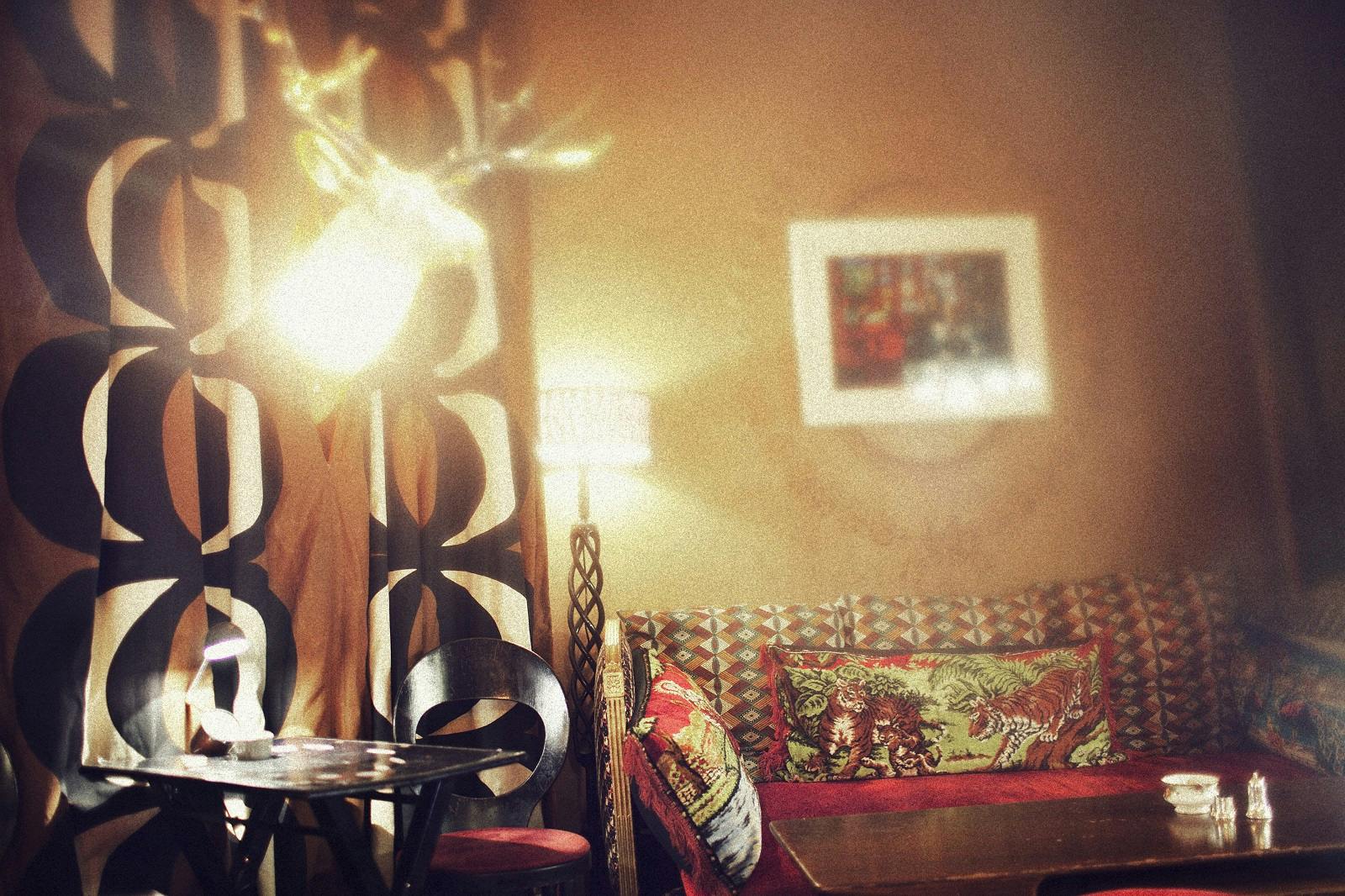 Cozy meeting space with warm lighting, perfect for intimate gatherings and brainstorming.