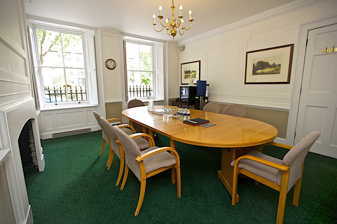 Nikolaus Pevsner Room with oval table, ideal for meetings and gatherings at Bloomsbury Square.