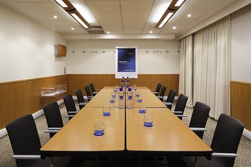 Southwark Suite meeting room with long table, ideal for professional workshops and gatherings.