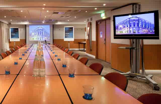 Southwark Suite meeting room, modern decor, ideal for corporate events in London.