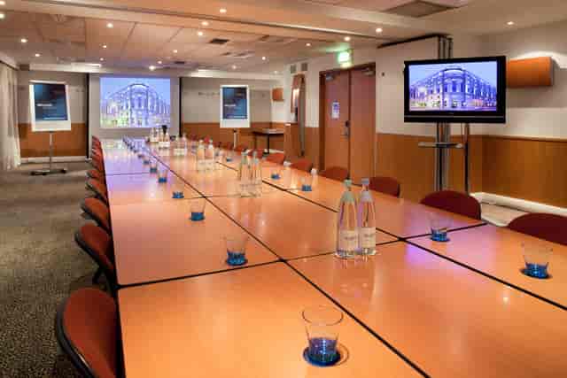 Southwark Suite meeting room in Novotel London, ideal for professional events and workshops.