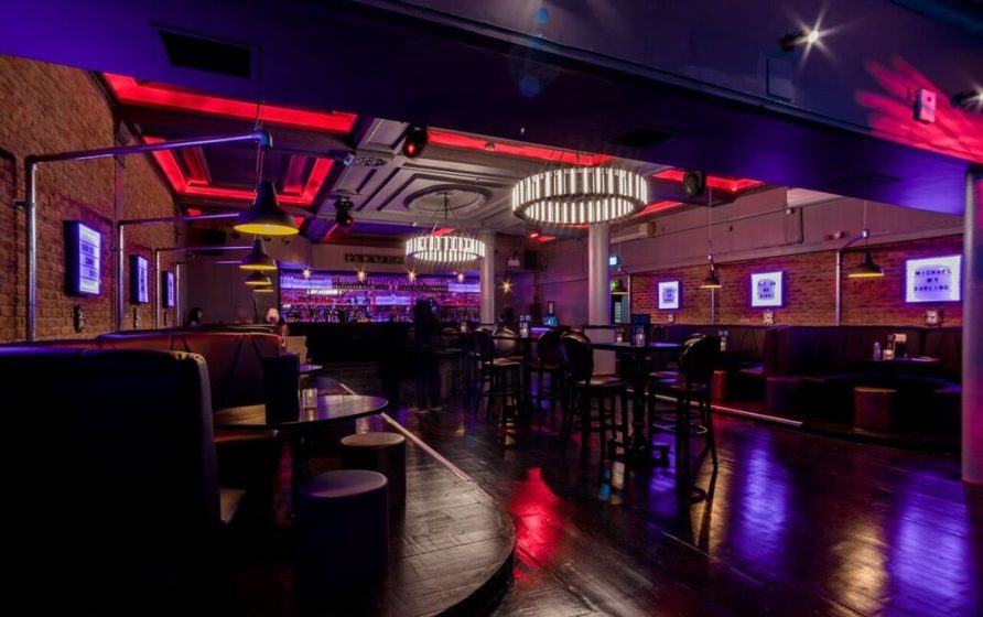 Stylish cocktail bar with modern decor, perfect for events and gatherings in Sway. - Banner