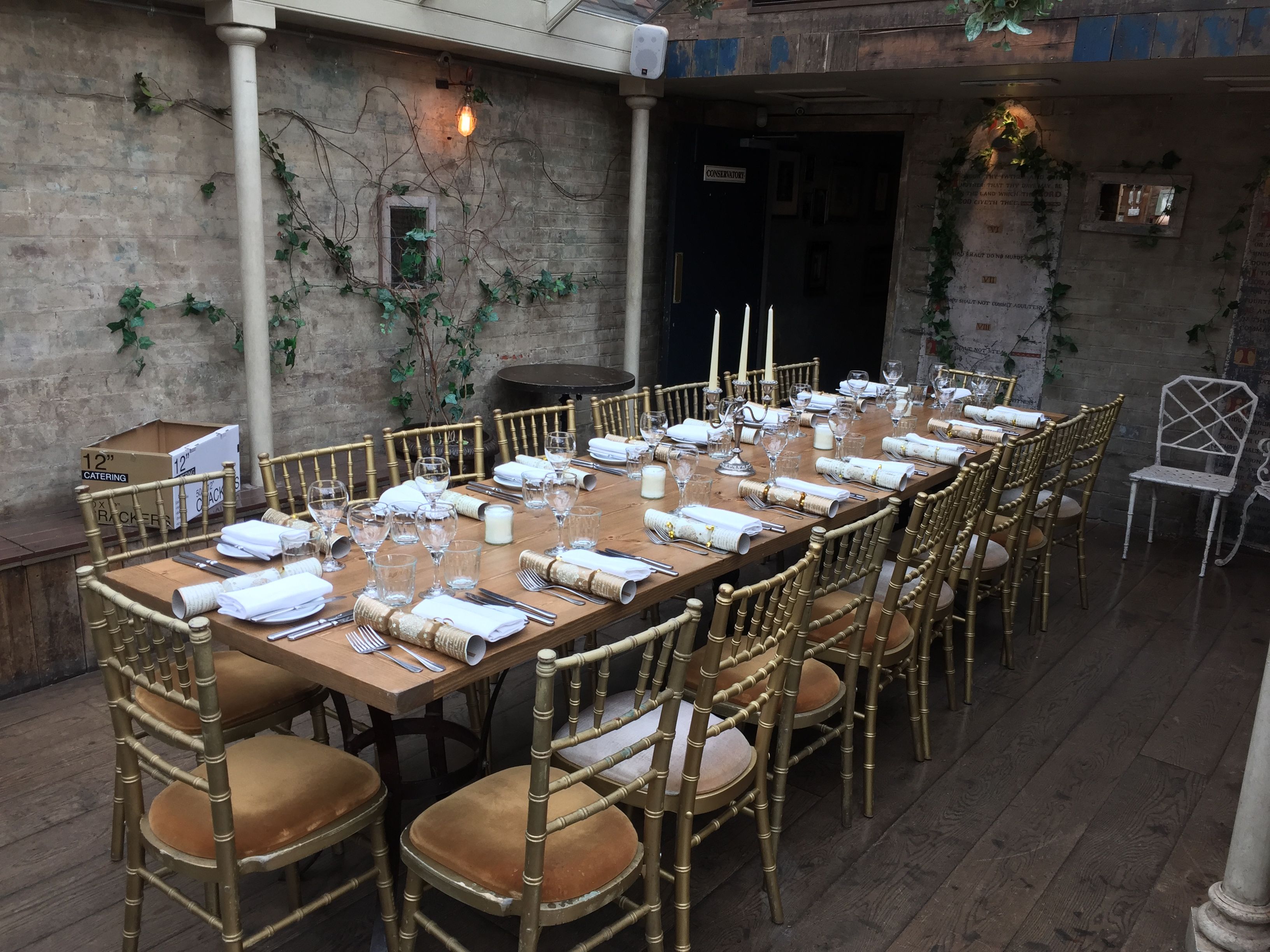 Elegant dining table with gold chiavari chairs for intimate gatherings or corporate events.