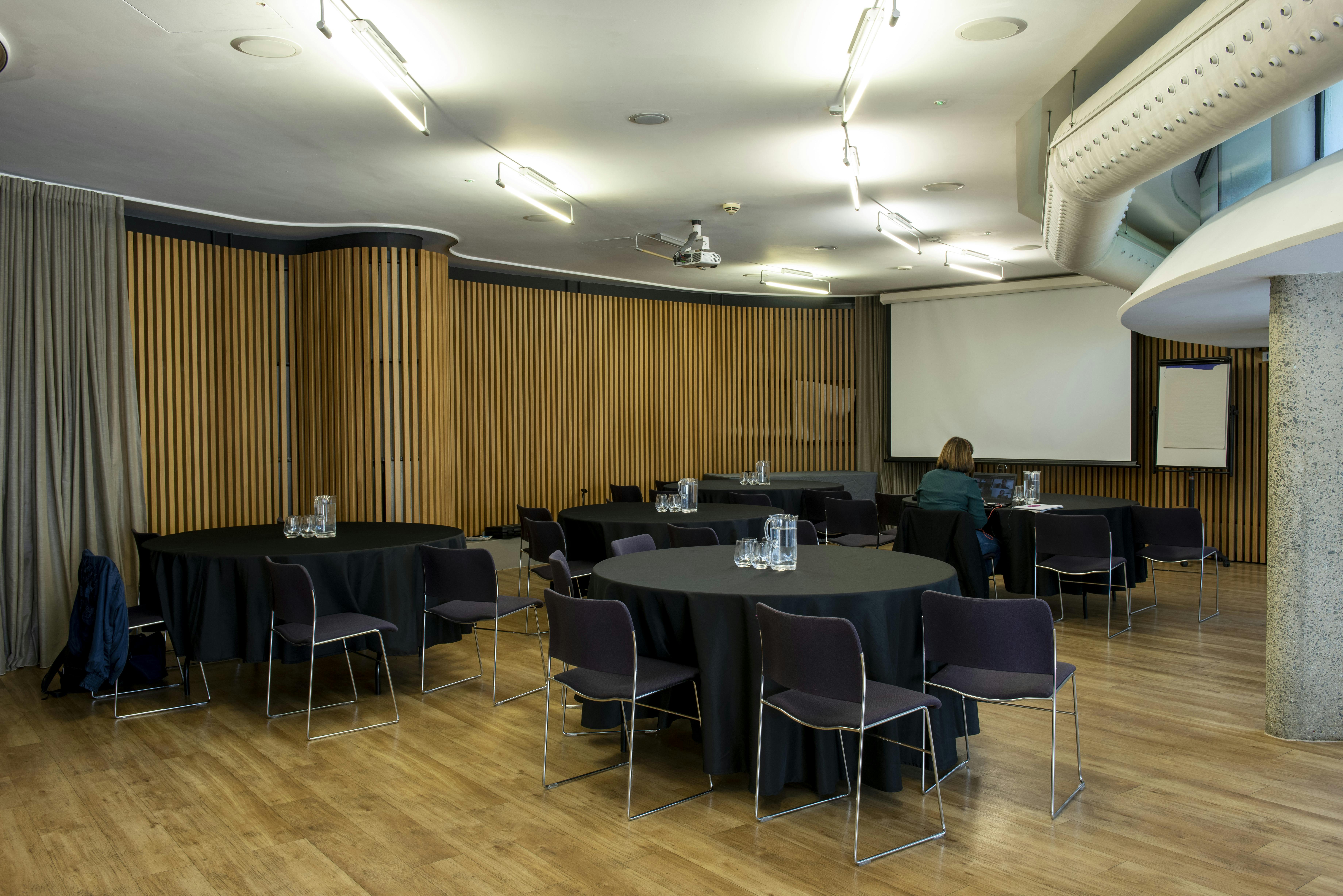 Garden Room at London Museum: versatile meeting space for workshops and corporate events.