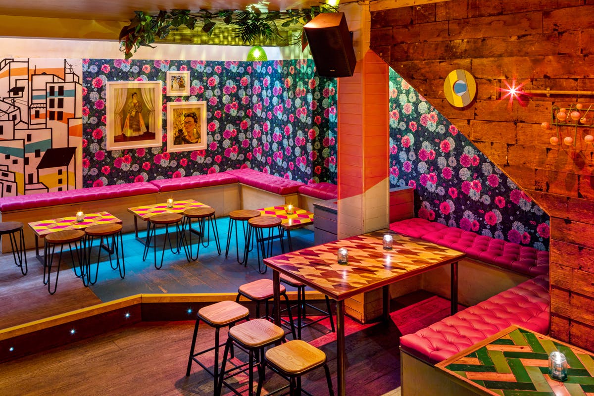 Vibrant event space in Barrio Soho with floral wallpaper for gatherings and meetings.