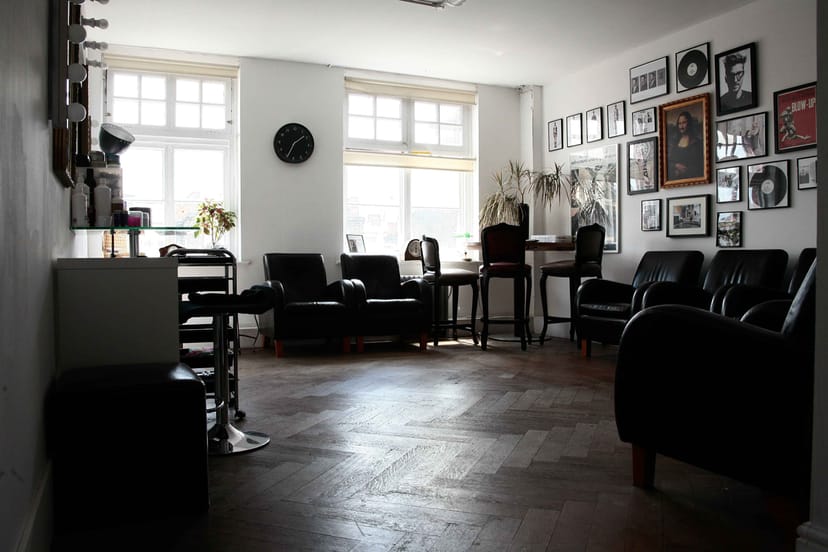 Stylish meeting space with leather chairs at The Factory Studio for brainstorming events.