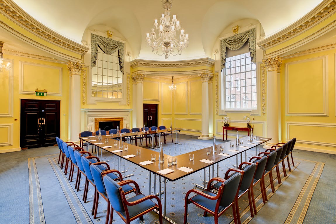 Elegant meeting room with U-shaped seating, perfect for corporate events and workshops.