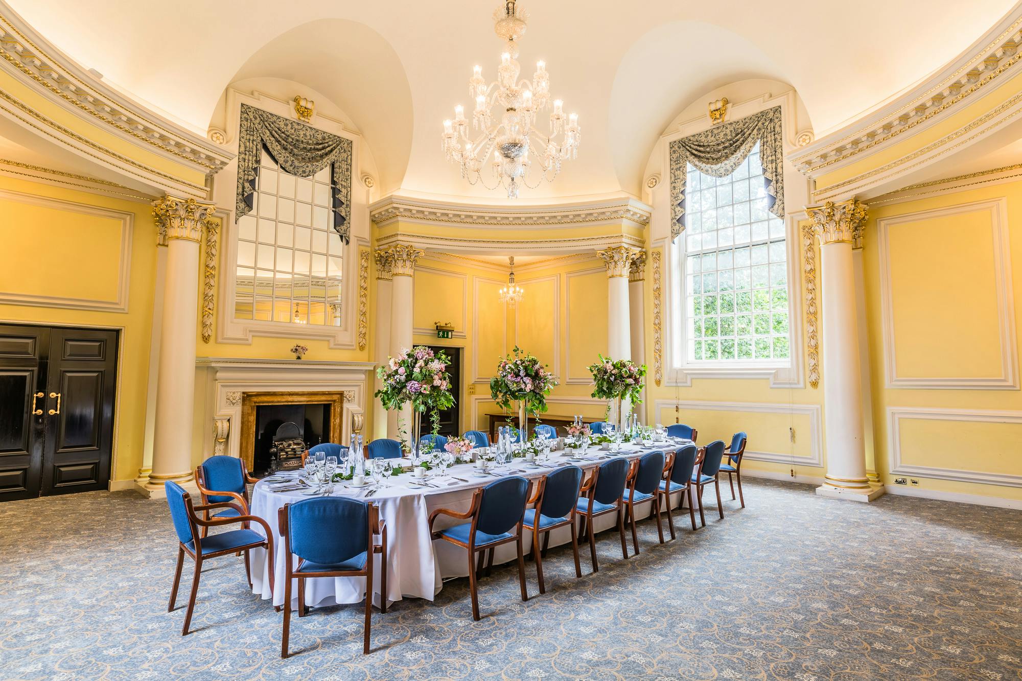 Elegant meeting room with round table, ideal for corporate events and intimate gatherings.