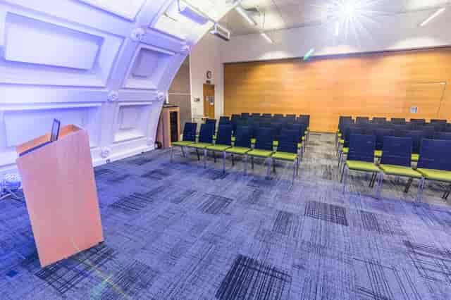 Black Room in BMA House: modern meeting space with podium, ideal for events and workshops.
