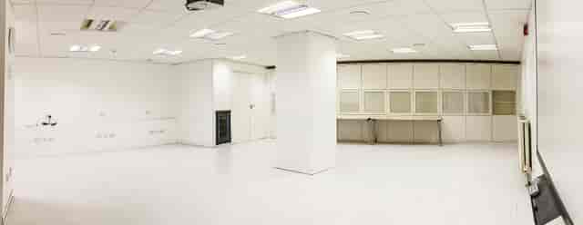 Well-lit blank meeting space in Eastside Shoreditch for versatile events and workshops.