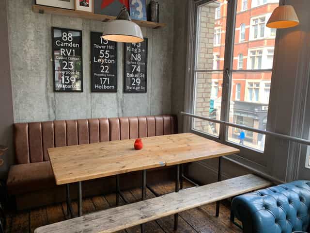 Cozy meeting room with rustic table, ideal for intimate gatherings and brainstorming sessions.