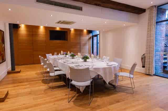Elegant meeting room with round table, perfect for workshops and corporate events.