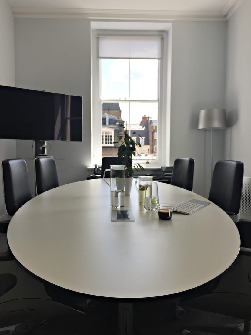 Modern meeting room in Hemingway GreenSpace, ideal for professional gatherings and brainstorming.