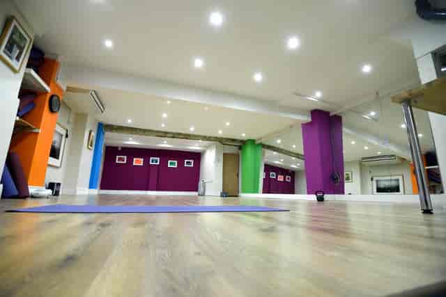 Versatile Twist Class Studio with vibrant walls, ideal for workshops and fitness classes.