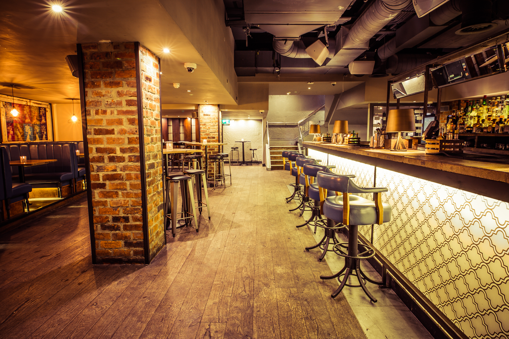 Stylish cocktail lounge with modern decor, ideal for intimate networking events. - Banner