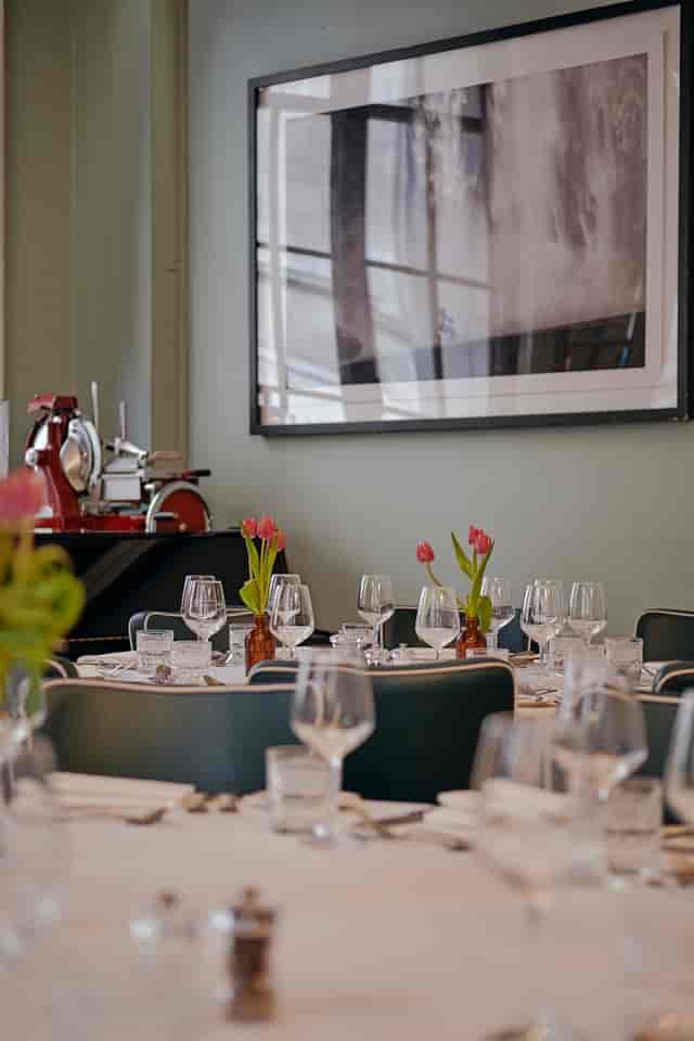 Elegant dining space with tulips at 1776 in 1 Lombard Street for corporate events.