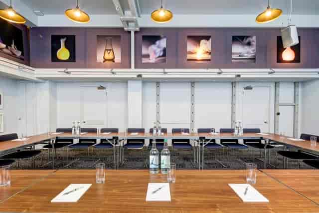 Modern meeting room with large table, ideal for workshops and strategic planning.