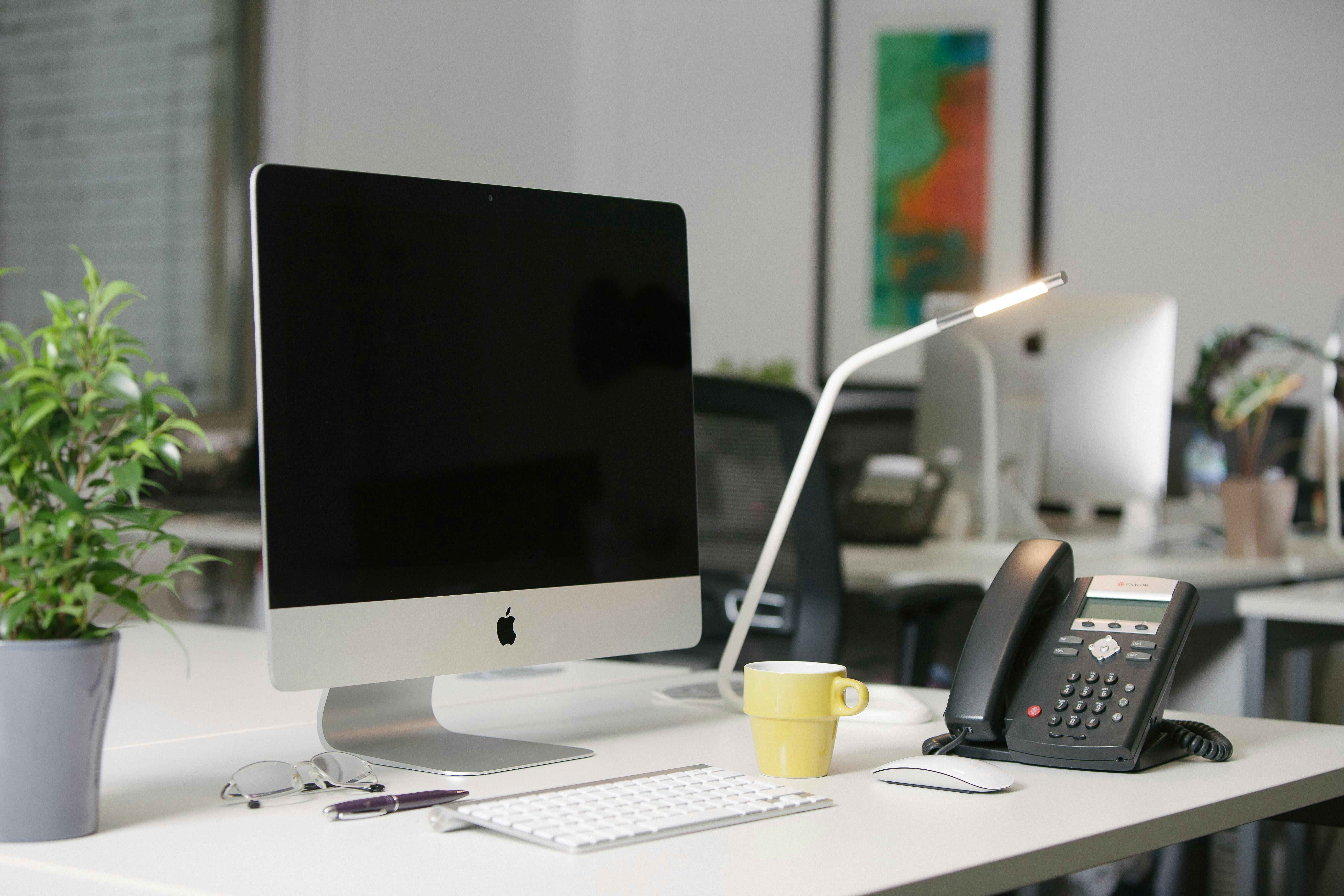 Modern hot desk in Mayfair with iMac, ideal for meetings and virtual events.