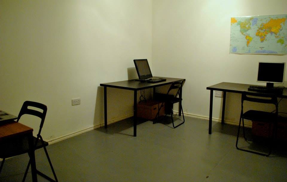 Minimalist office space with desks, ideal for meetings and brainstorming sessions.