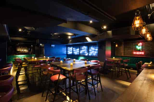 Caspers Loop Bar: modern event space with ambient lighting for gatherings and meetings.