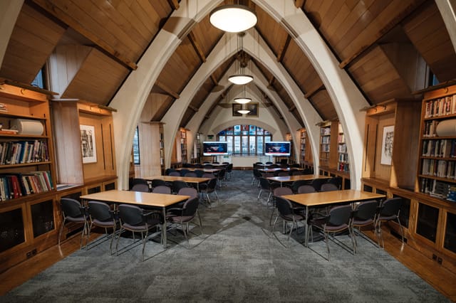 Library in Southwark Cathedral with high arched ceilings, ideal for meetings and seminars.