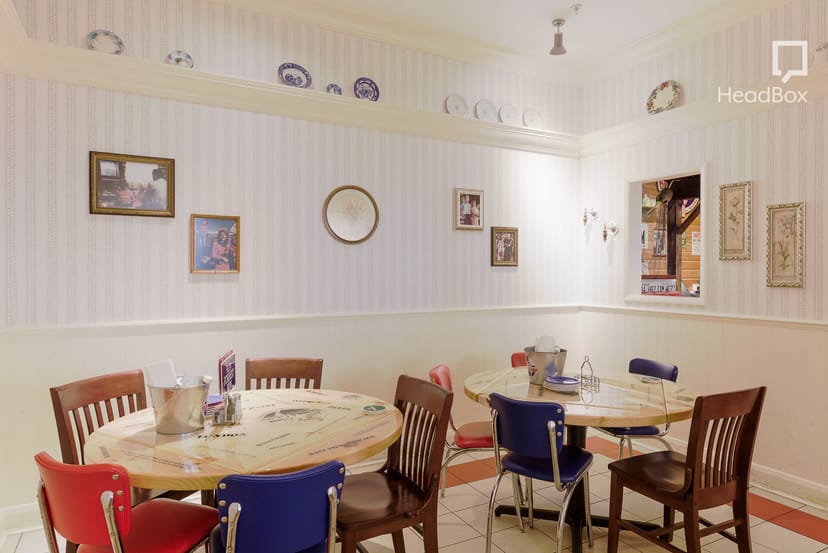 Cozy meeting space at Mama's House, perfect for casual gatherings and brainstorming.