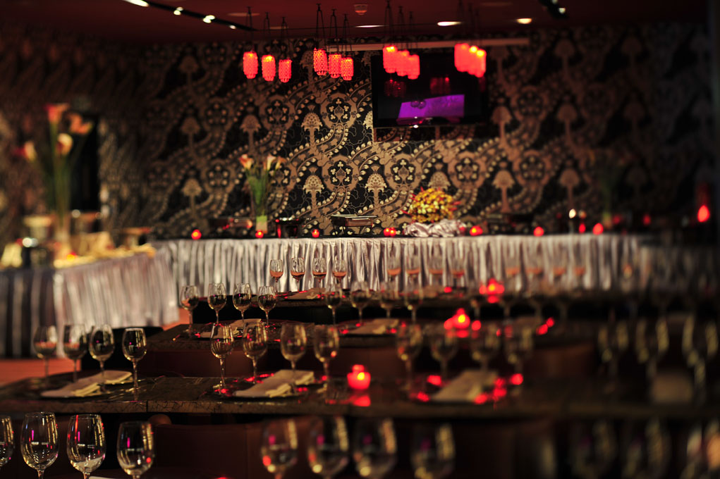 Elegant event space at Abacus Gallery with fine glassware, perfect for upscale gatherings.