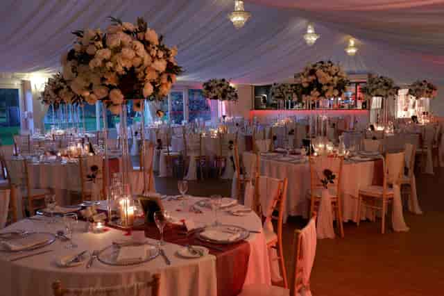 Elegant event space in Fennes with floral centerpieces, ideal for weddings and gatherings.