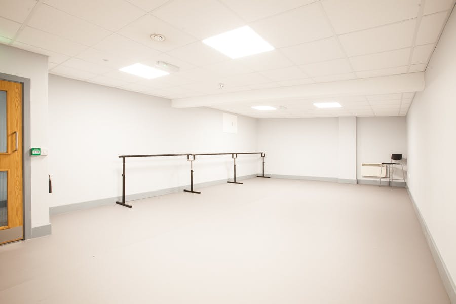 Violet Mary Studio: versatile event space with natural light, ideal for workshops and fitness.