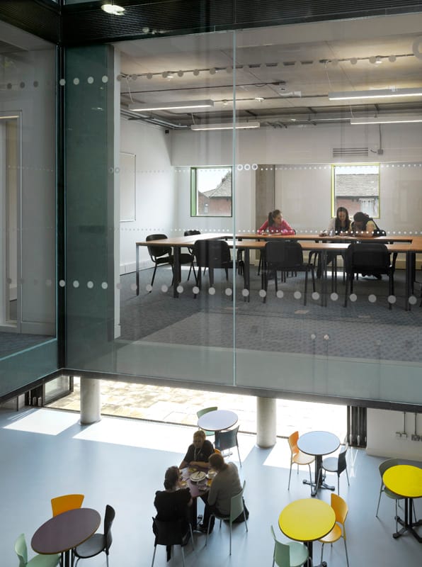 Modern training room with glass wall, ideal for meetings and workshops.