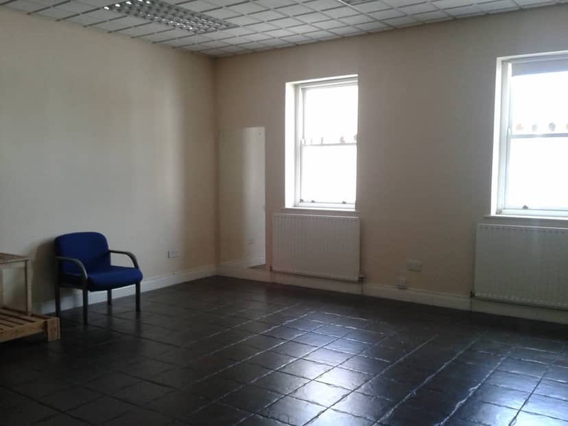 Minimalist Roker Room with natural light, perfect for workshops and gatherings.