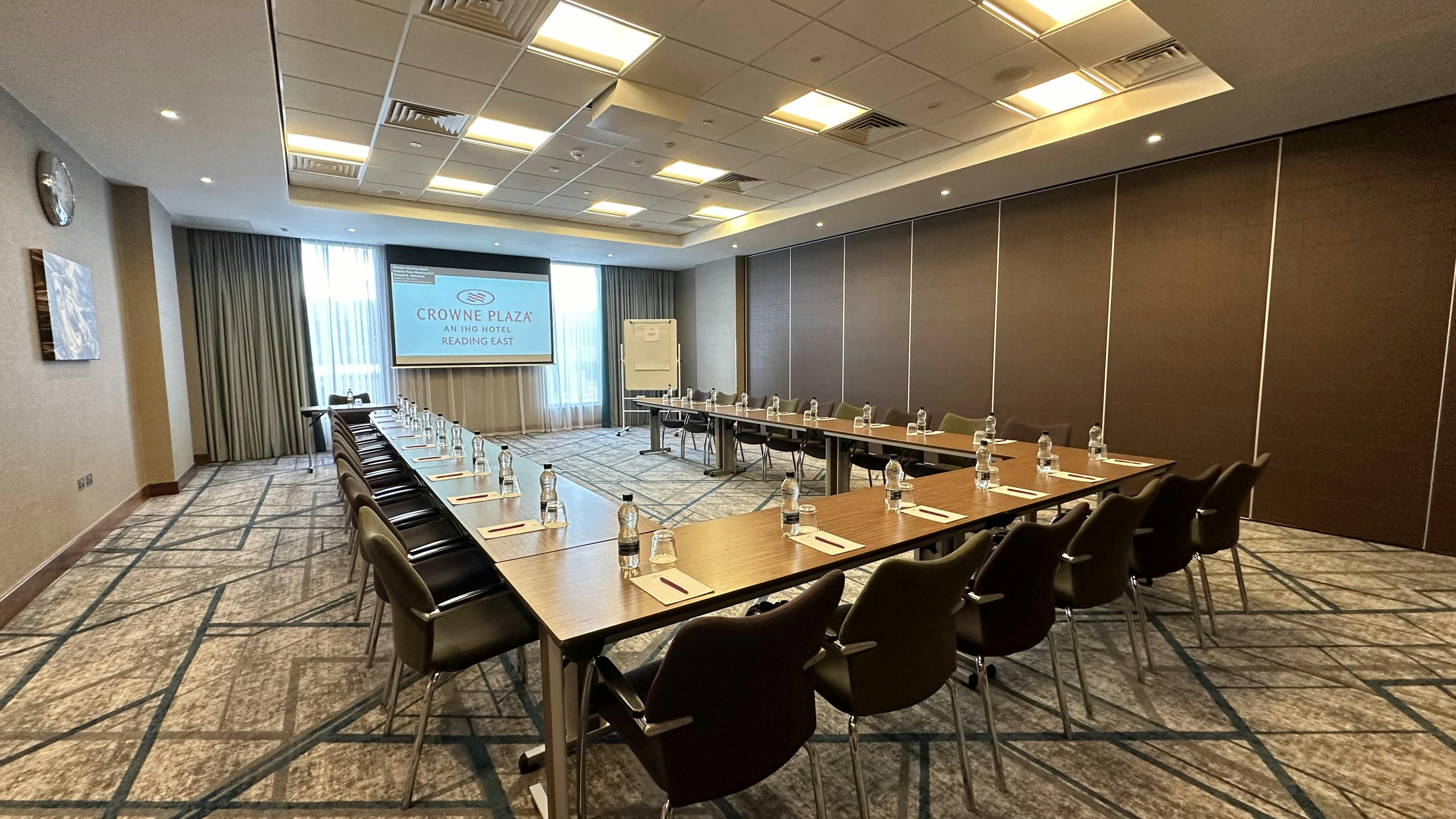 Windsor meeting room with U-shaped table, ideal for professional events and workshops.