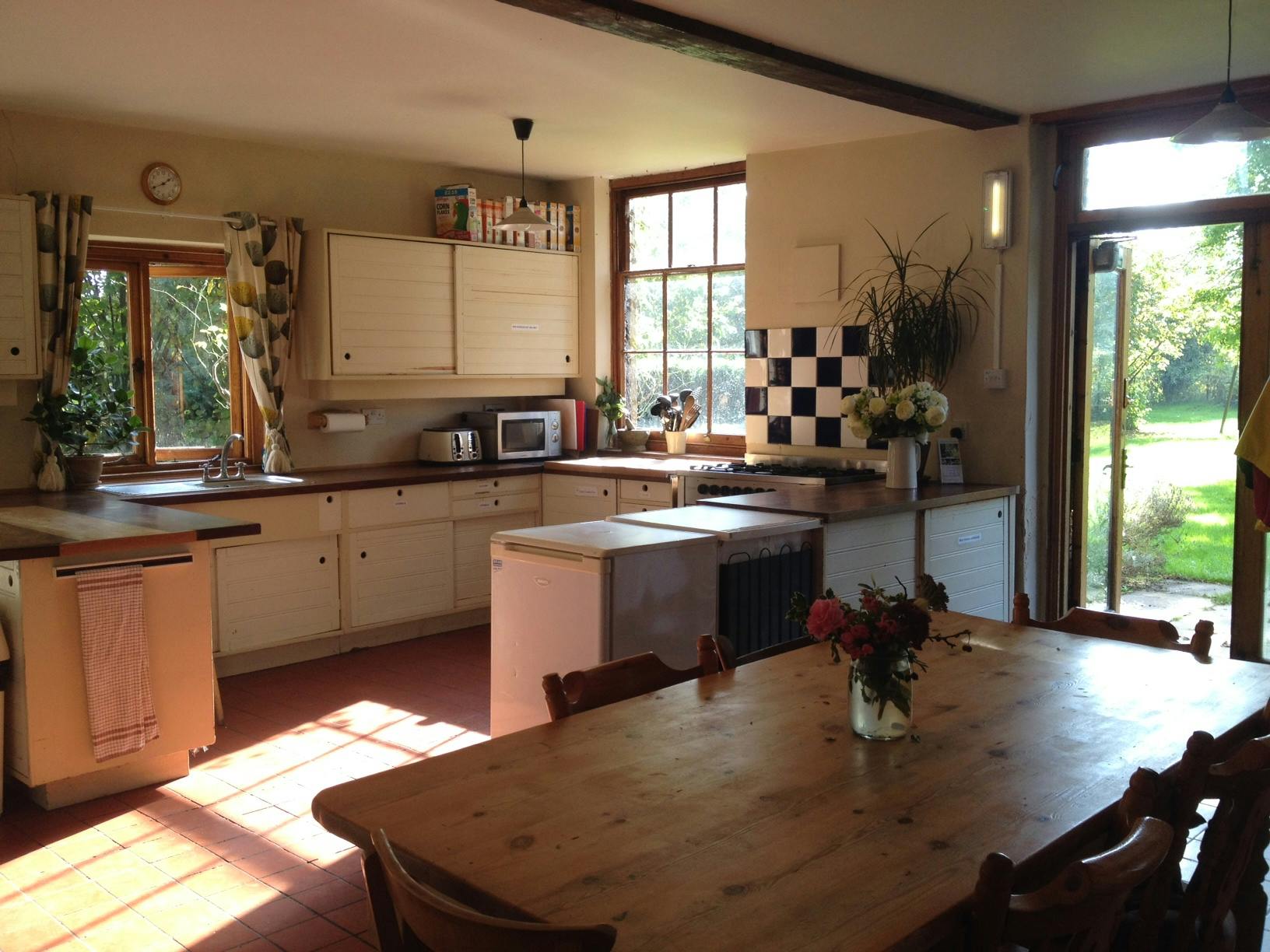 Bright farmhouse kitchen at Inner Wealth Retreat, perfect for team-building and gatherings.