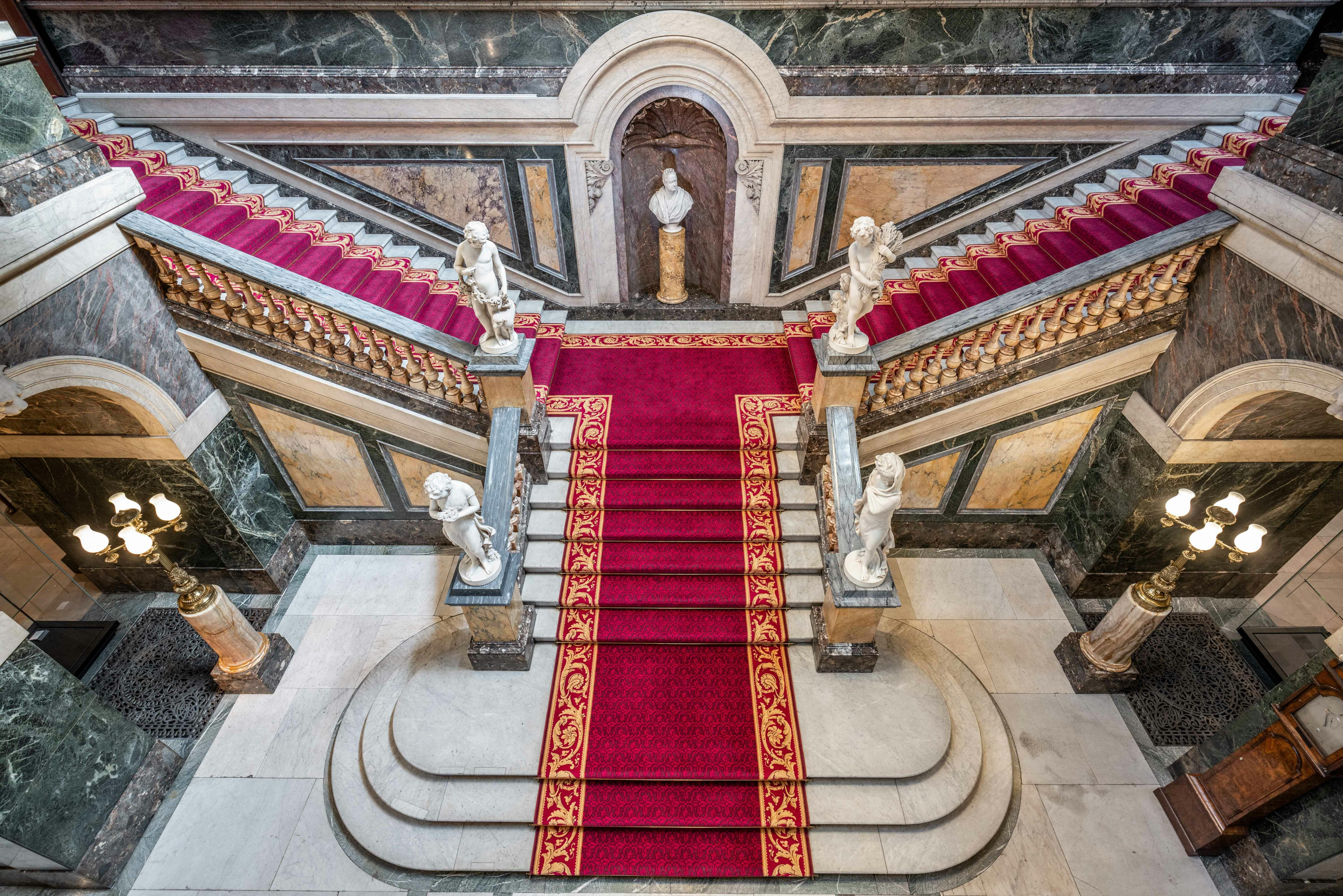 Livery Hall staircase with marble finishes, ideal for weddings and galas.
