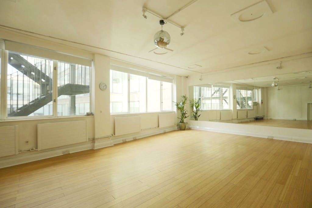 Versatile London rehearsal space with natural light, ideal for workshops and gatherings.