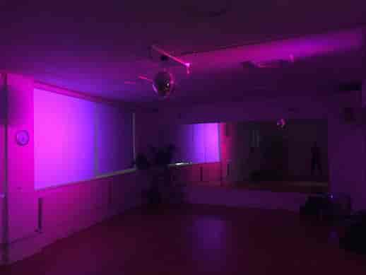 Versatile London rehearsal space with mirrored walls, ideal for events and meetings.
