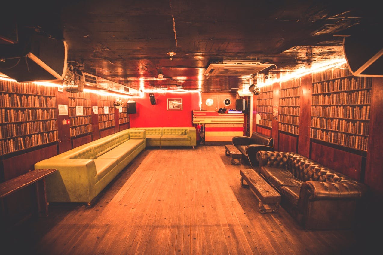 Cozy event space in The Shoreditch with bookshelves for networking and gatherings.