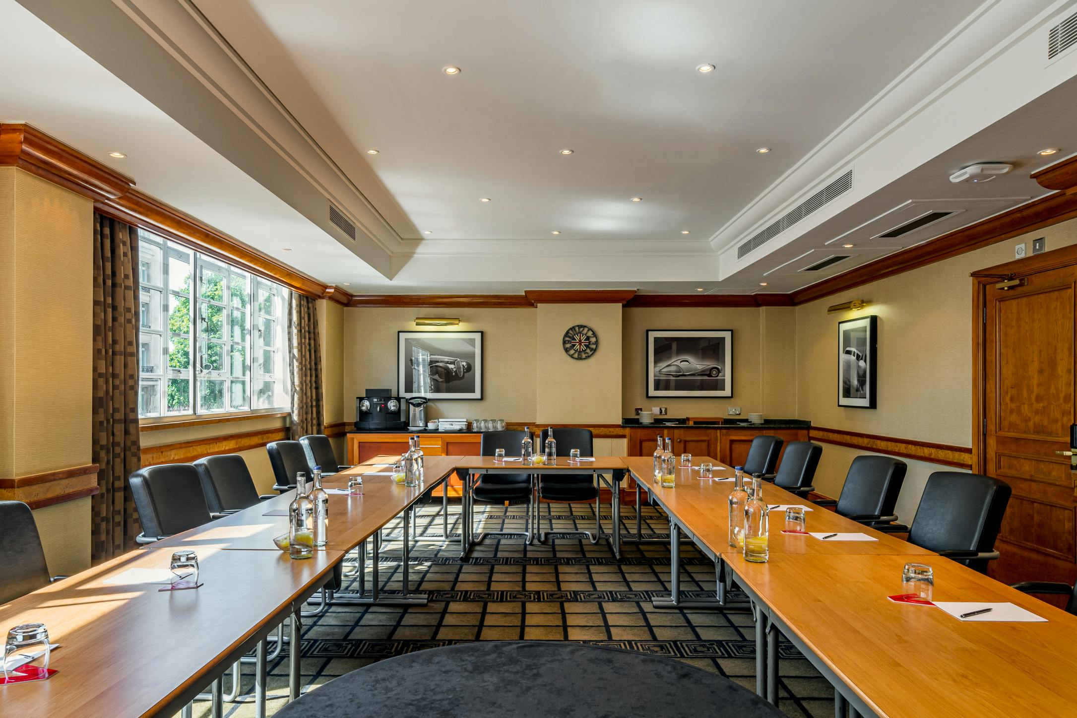 Meeting room with U-shaped table at Serpentine, Thistle Marble Arch for professional events.