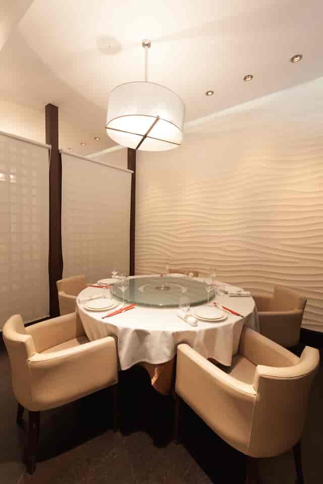 Private dining room with round table, ideal for corporate dinners and exclusive events.