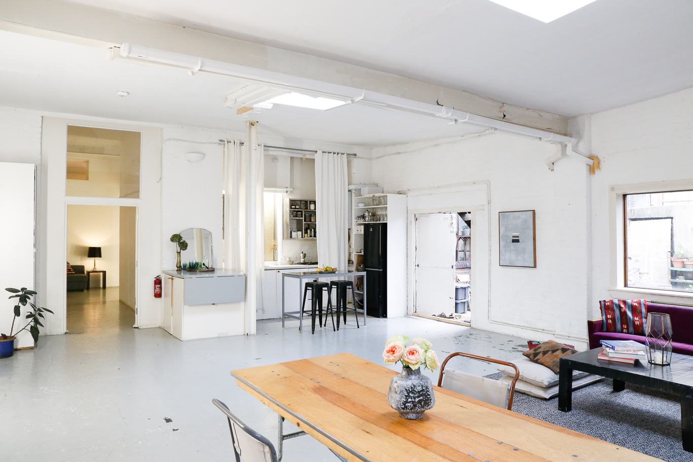 Bright event space with natural light, perfect for workshops and meetings. - Banner