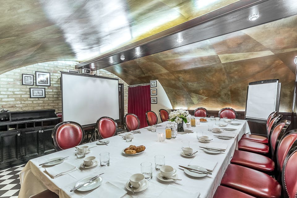 Elegant meeting room with arched ceiling, perfect for corporate events and gatherings.